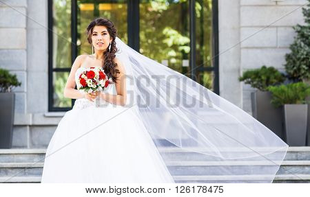 nise fresh wedding bouquet in bride's hand.