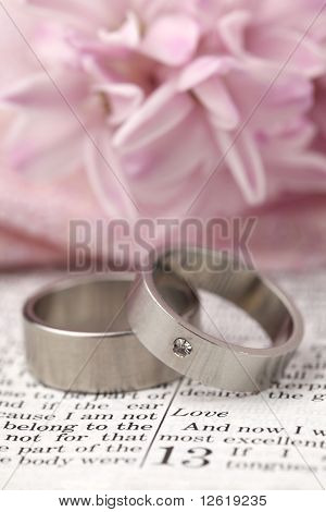 Bible a snubní prsteny
