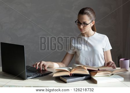 girl with a mug is preparing for the exam reading the Carnet