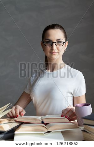 girl with a mug is preparing for the exam reading the Carnet