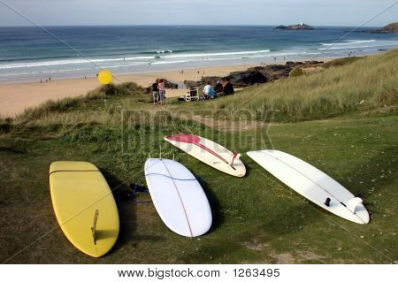 Tavole da surf e persone a guardare una gara di Surf