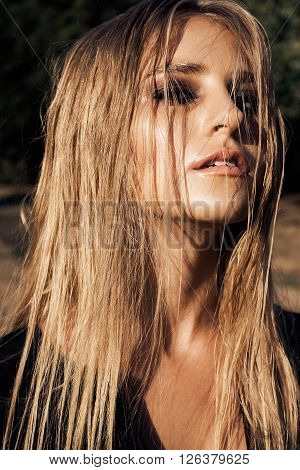 Beautiful blonde girl pozing on the street
** Note: Soft Focus at 100%, best at smaller sizes