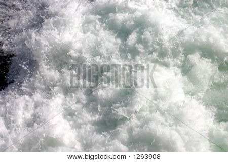 White Water als de zee Crashes op rotsen