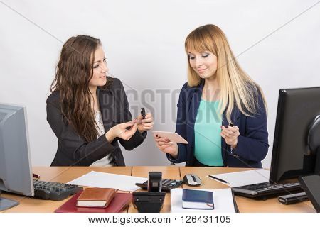 Office Workers Enthusiastically Share The Secrets Of Make-up With Each Other