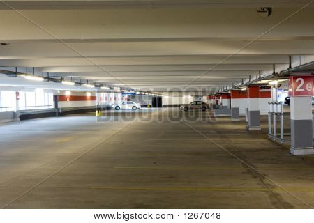 Prázdné parkoviště s některých vozů