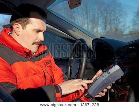 Credit Cardreader In Taxi Fahrer Hand im Auto