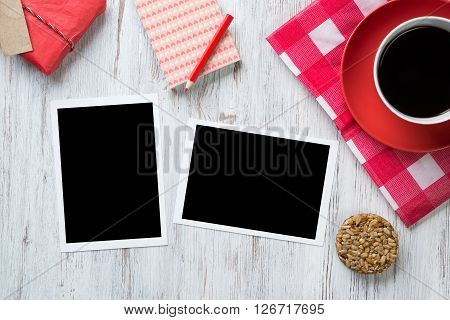 Coffee cup on napkin photos and pen on wooden table