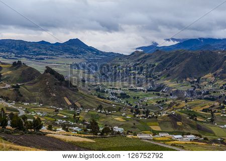 Valle de Zumbahua, campos cultivados y pequeñas granjas