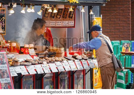 YOKOHAMA JAPAN - NOVEMBER 24 2015: Chinese food vendor on the side of streets of Yokohama Chinatown