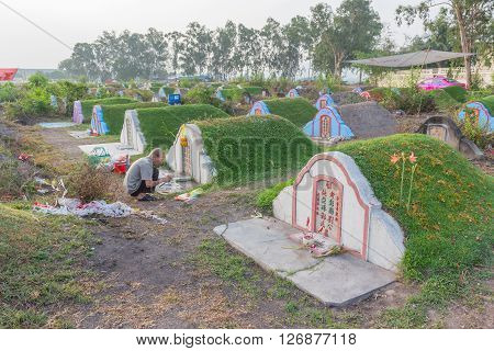 CHONBURI, THAILAND - APRIL 2 : Thai people praying Ancestor Worshipping with Sacrificial offering in the Qingming Festival at Jing Gung Cemetery on April 2, 2016 in Chonburi, Thailand.