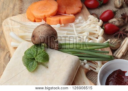 Making Korean tofu soup with rice is delicious