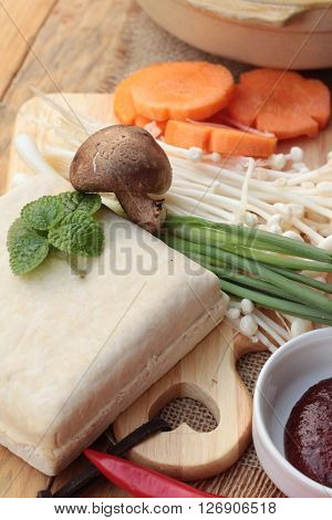 Making Korean tofu soup with rice is delicious