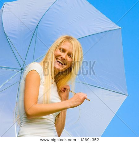 บลอนด์ตลกภายใต้ Brolly สีขาว