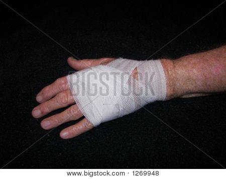 Muž s zraněnou ruku