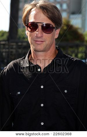 LOS ANGELES - Elo 14: Tony Hawk saapuvat 2011 VH1 tehdä jotain Awards on Hollywood Palladium
