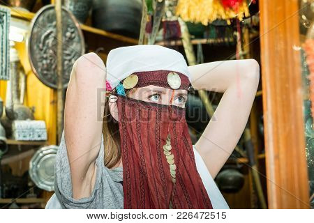 Akaba, Jordan -december 23, 2017: Female Tourist Is Buying A Souvenirs In An Antique Shop
