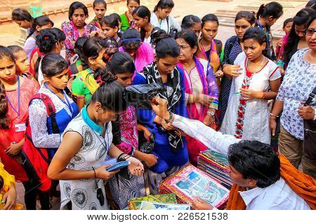 Fatehpur Sikri, India-november 9: Unidentified Girls Buy Cloth In The Courtyard Of Jama Masjid On No
