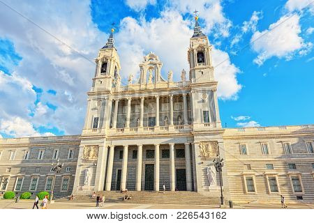 Almudena Cathedral (catedral De Santa Maria La Real De La Almude