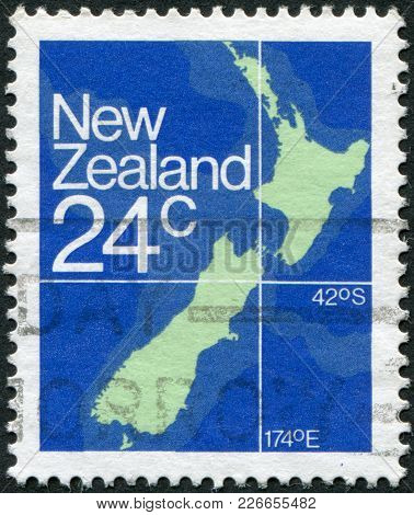 New Zealand - Circa 1982: A Stamp Printed In New Zealand, Shows A Map Of New Zealand, Circa 1982