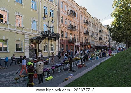 Kiev, Ukraine-september 18, 2017: Flower Vendors On Volodymyrska Street In Front Of The Golden Gate