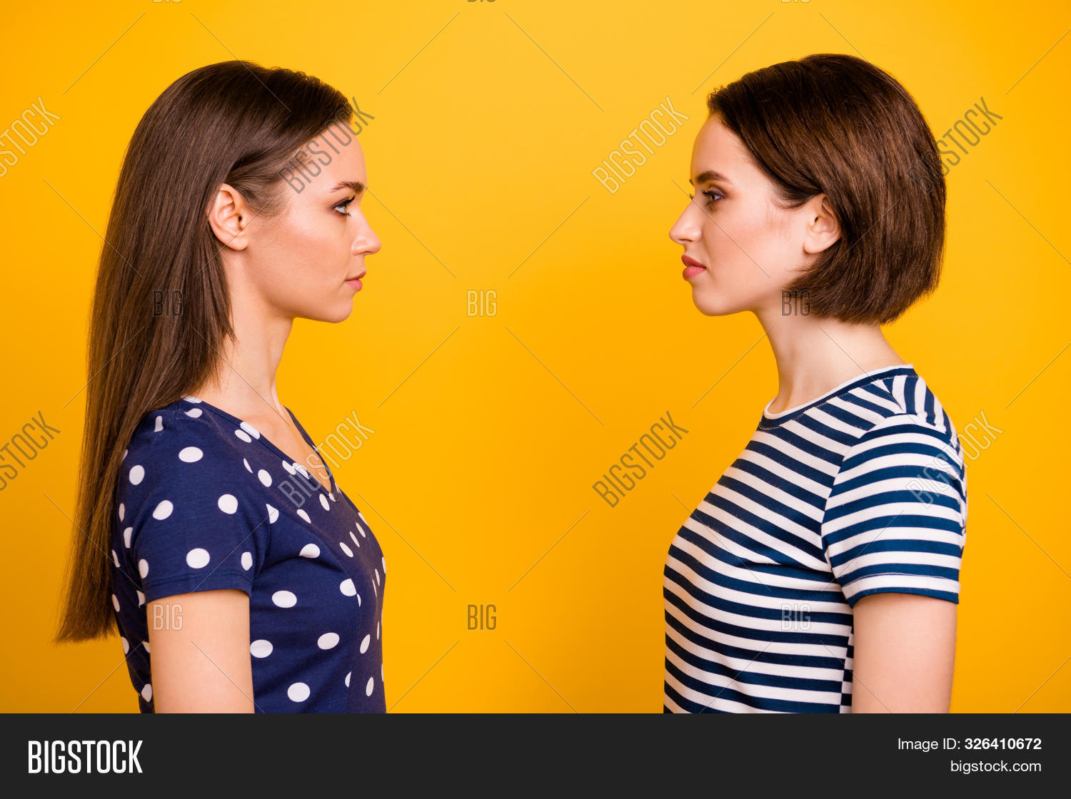 Hate each other. Alone people. Hate each other. Люди орут друг на друга. Hate each other.