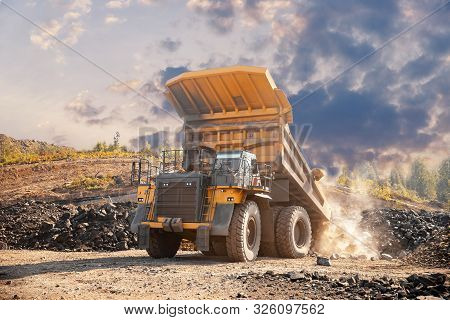 Open Pit Mine Industry, Big Yellow Mining Truck For Coal Anthracite