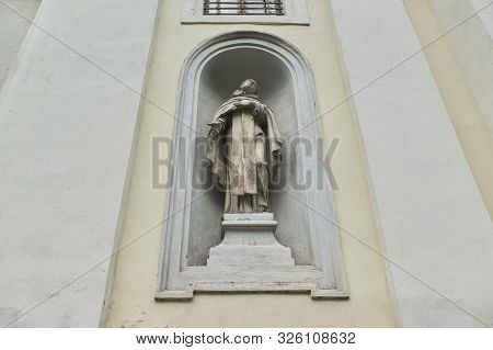 Lviv, Ua, 05-08-2019. Khram Svyatoho Arkhystratyha Mykhayila, Old Sculpture Virgin Mary Statue At Ch