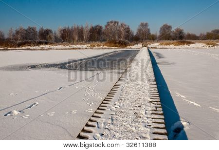 hÃ¶lzerner Laufsteg auf dem schneebedeckten Eis