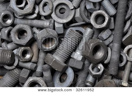 Componenti di dadi e bulloni nel caos totale