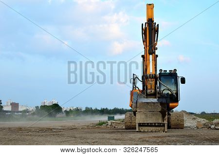 Excavator With Crusher Bucket For Crushing Concrete. Construction Waste Recycling For Construction M