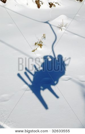 Telesilla con sombra de esquiadores de esquí