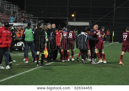 Giocatori FC CFR Cluj celebrano la vittoria contro il FC Otelul Galati