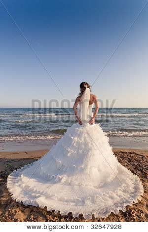Panna młoda na backshot plaży