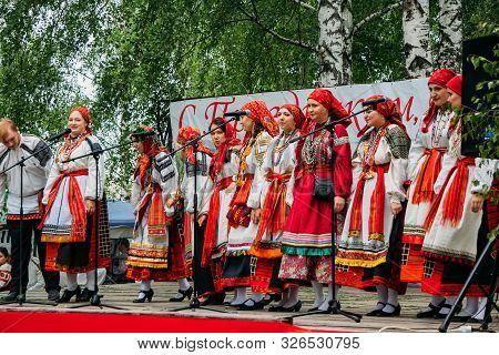 Voronezh, Russia - Circa, 2012: Traditional Russian Folklore Ensemble At The Fair, Singers In Tradit