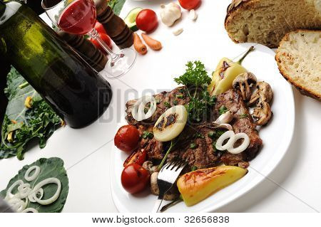 Delicious připravené a zdobené jídlo na stole doma