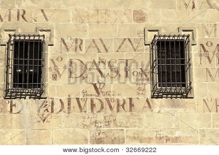slova ve zdi
