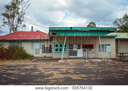 Roma, Queensland, Australia - October 2019: An Auto Centre Closed Down Abandoned And Now For Lease