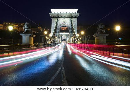 vista notturna del ponte delle catene e percorsi di luce a Budapest