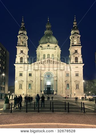 Basilica di St. Stephen di notte a Budapest, Ungheria