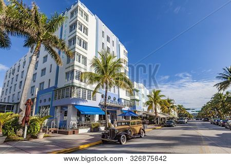 Miami, Usa - Aug 5, 2013: Statue Of Humprey Bogart As Driver In An Old Vintage Car Parks At Ocean Dr
