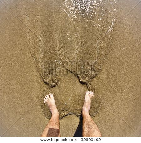 Fødder af mand på stranden