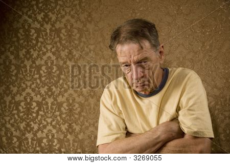 Senior Man met zijn gekruiste armen