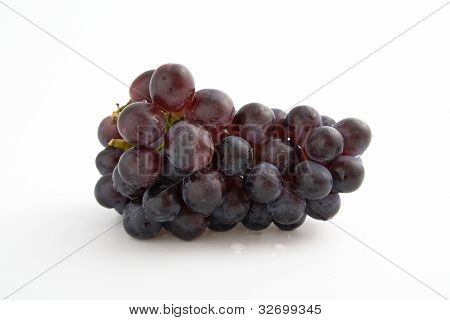 Røde druer på hvid baggrund