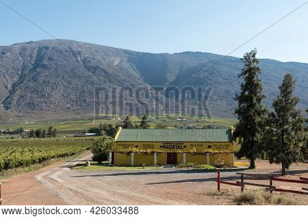 De Doorns, South Africa - April 20, 2021: View Of Moreson Road Stall On Road N1 Near De Doorns In Th