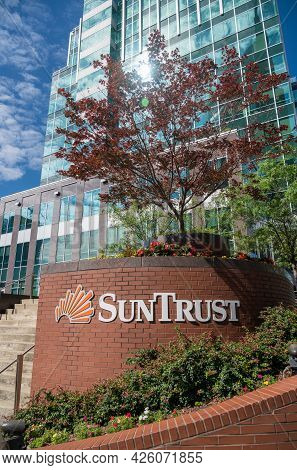 Nashville, Tennessee - 28 June 2021: Detail Of The Main Building For Suntrust Bank In The Financial 