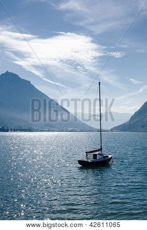 Yacht på søen i Schweiz.