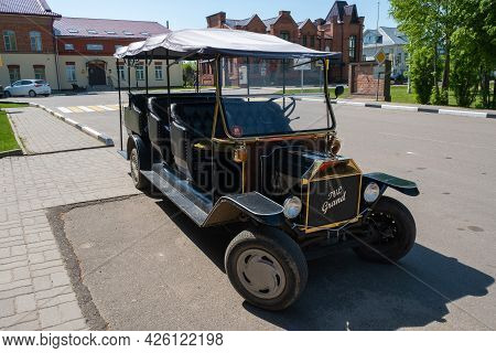 Vintage Car In The Village Of Vyatskoye, Yaroslavl Region, 20.05.2021, The Village Of Vyatskoye, Yar