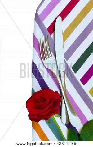 kniv og gaffel på serviet med blomst