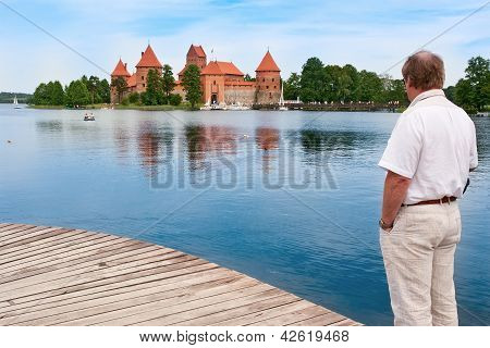 Hombre de mediana edad en Trakai, Lituania