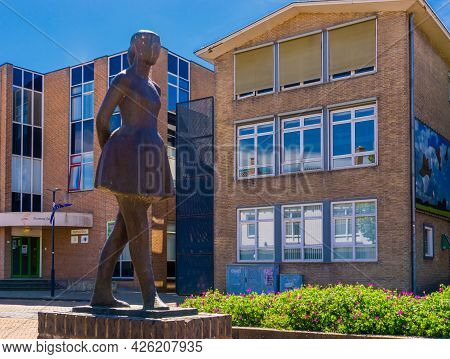 The Dancing Girl, Het Danseresje, Popular City Sculpture, Raadhuisplein, Oostburg, Zeeland, The Neth